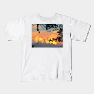 Touch me in the sky Kids T-Shirt